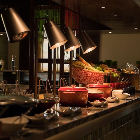 มาย เฮาส์ ไซ่ง่อน โฮเต็ล Hotel โฮจิมินห์ซิตี้ ภายนอก รูปภาพ A buffet at a hotel