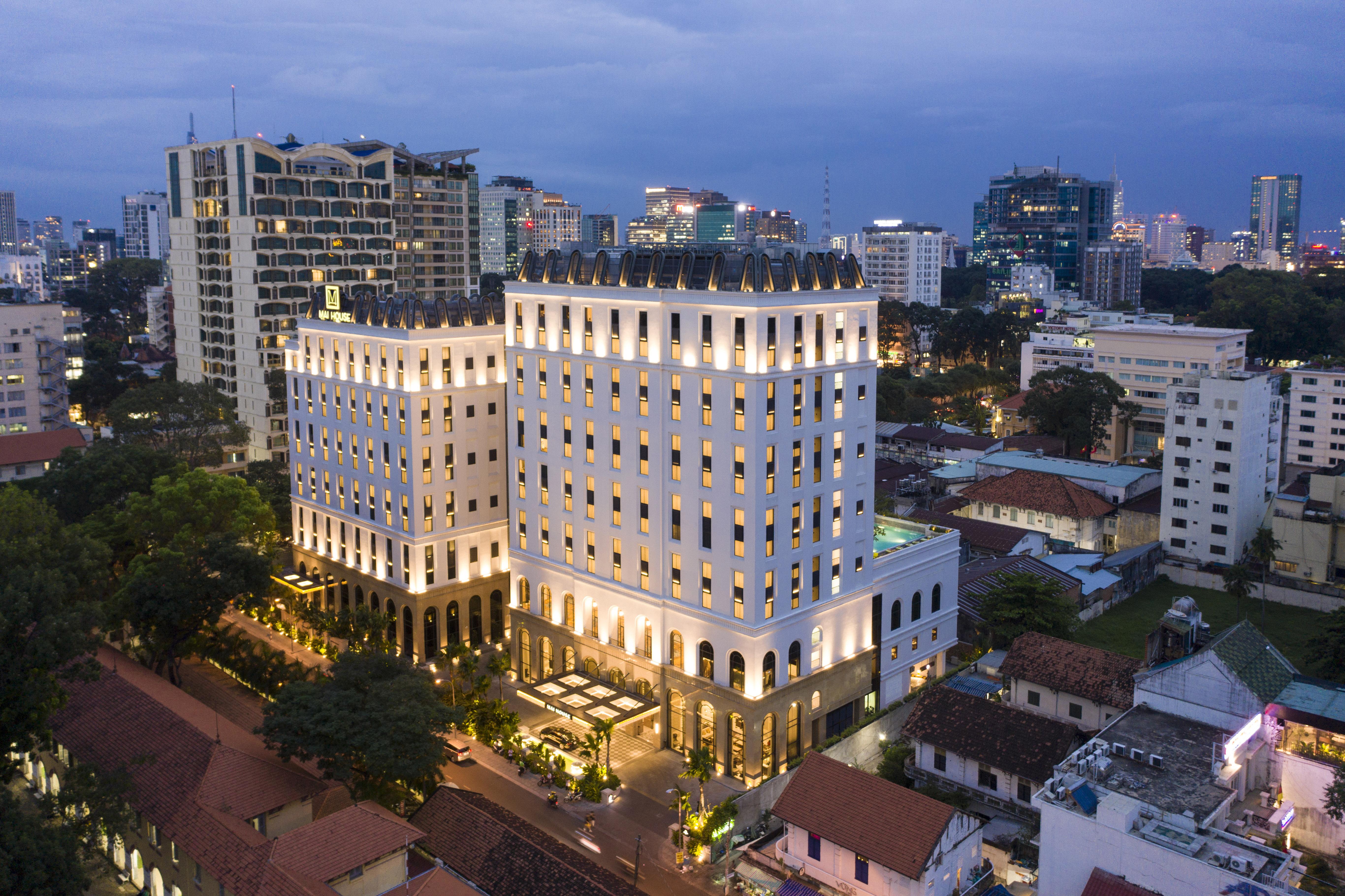 มาย เฮาส์ ไซ่ง่อน โฮเต็ล Hotel โฮจิมินห์ซิตี้ ภายนอก รูปภาพ The hotel at night