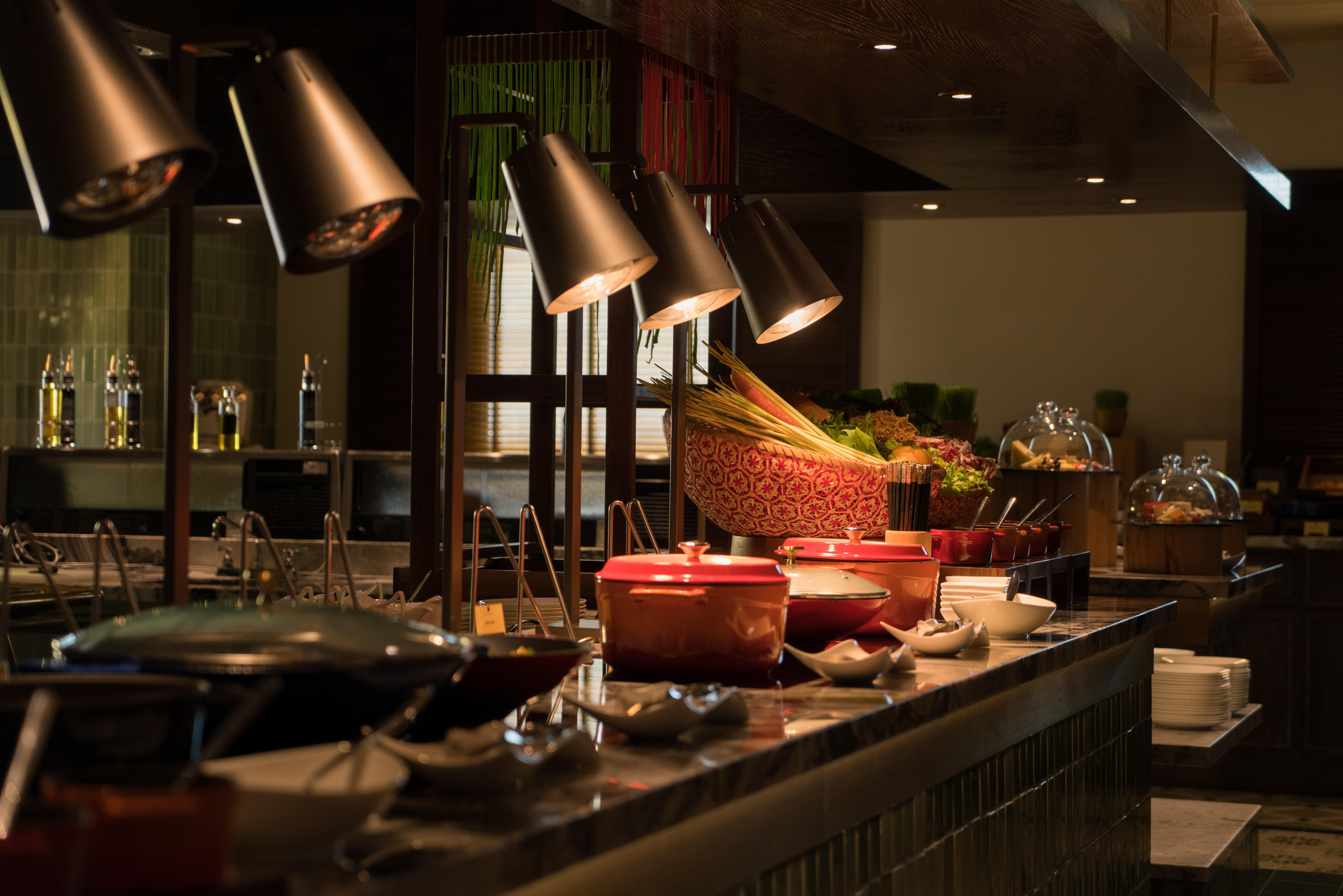 มาย เฮาส์ ไซ่ง่อน โฮเต็ล Hotel โฮจิมินห์ซิตี้ ภายนอก รูปภาพ A buffet at a hotel