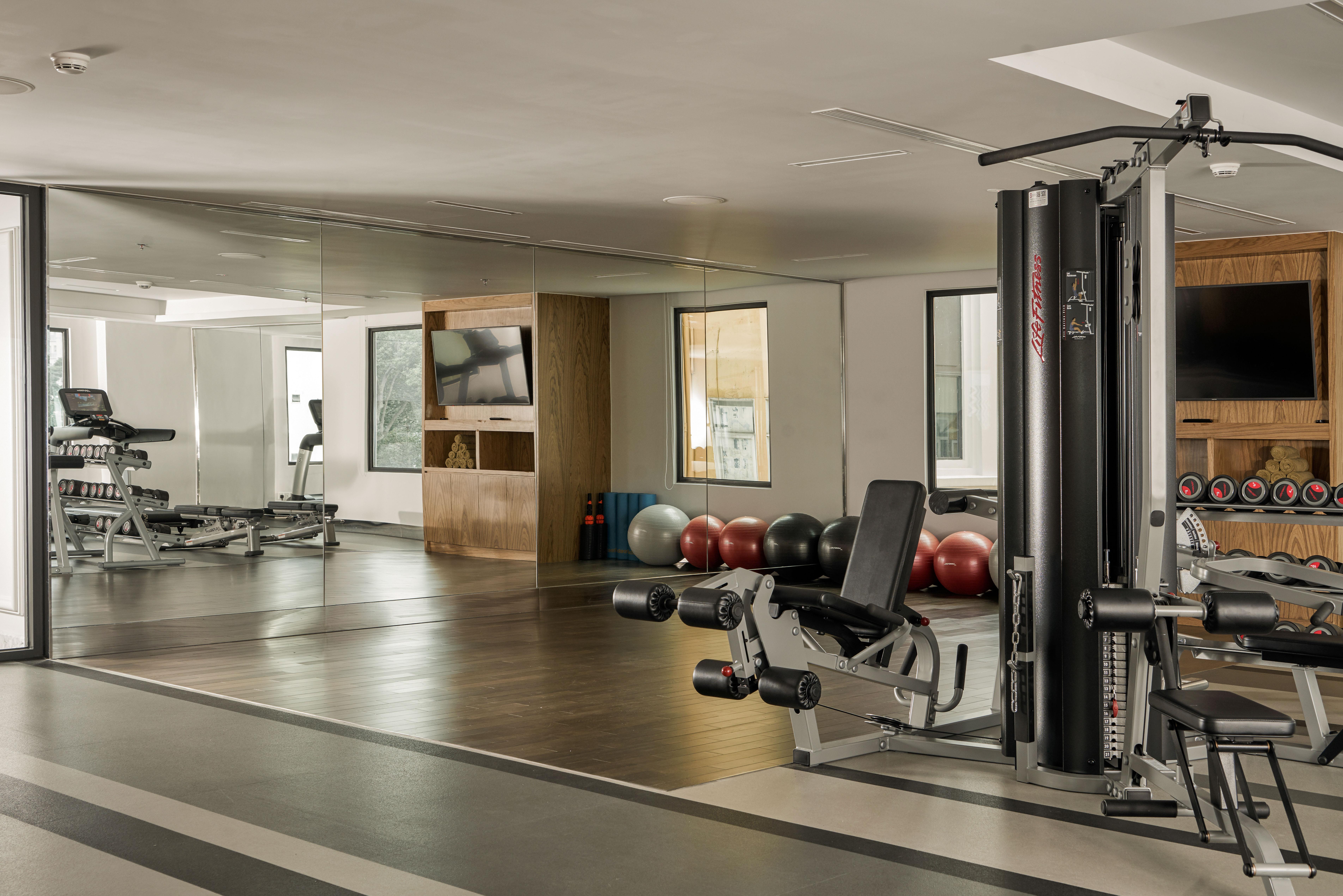 มาย เฮาส์ ไซ่ง่อน โฮเต็ล Hotel โฮจิมินห์ซิตี้ ภายนอก รูปภาพ The gym at The Standard East Village