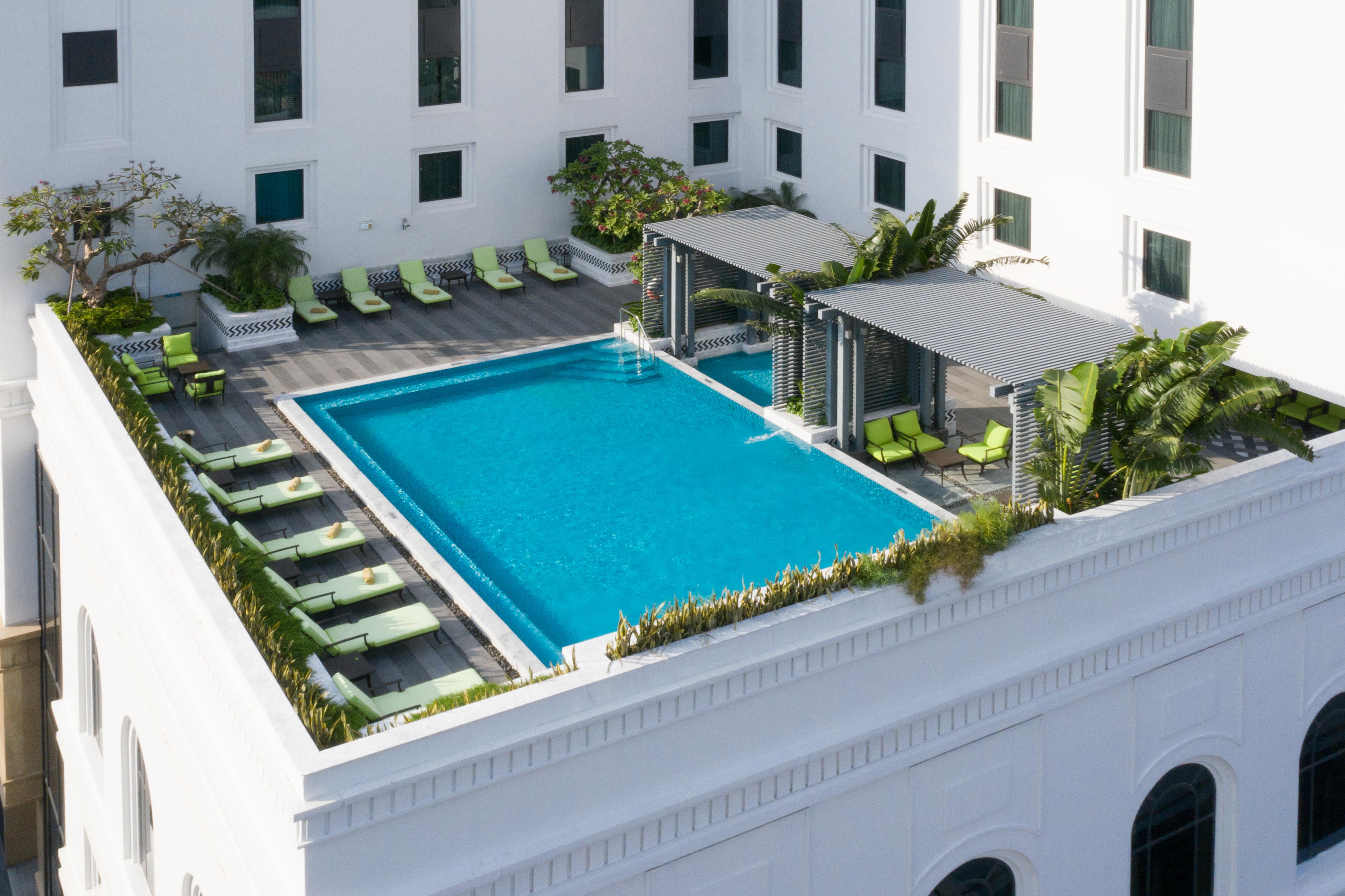 มาย เฮาส์ ไซ่ง่อน โฮเต็ล Hotel โฮจิมินห์ซิตี้ ภายนอก รูปภาพ The hotel's rooftop pool