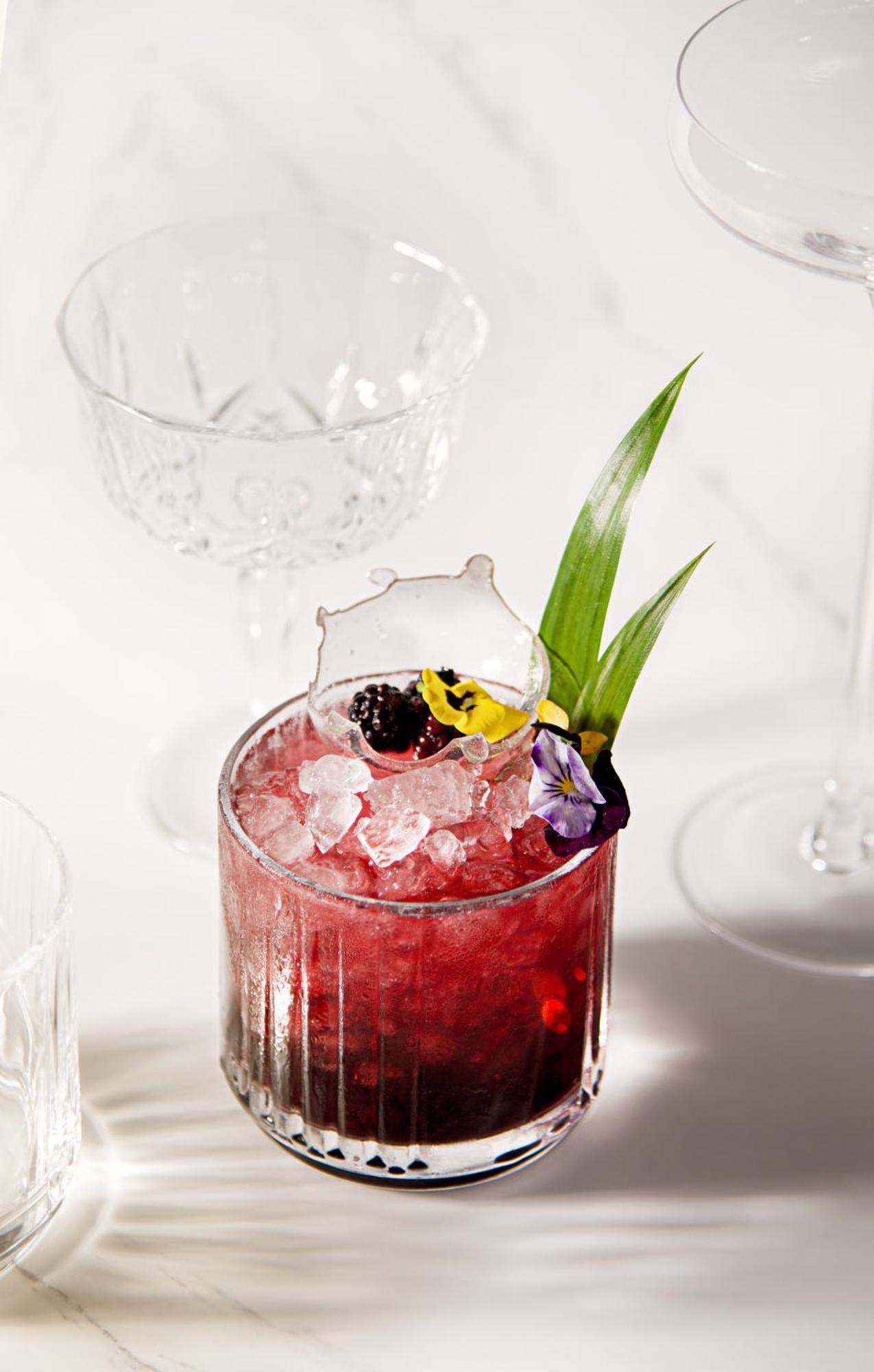 มาย เฮาส์ ไซ่ง่อน โฮเต็ล Hotel โฮจิมินห์ซิตี้ ภายนอก รูปภาพ A cocktail garnished with edible flowers