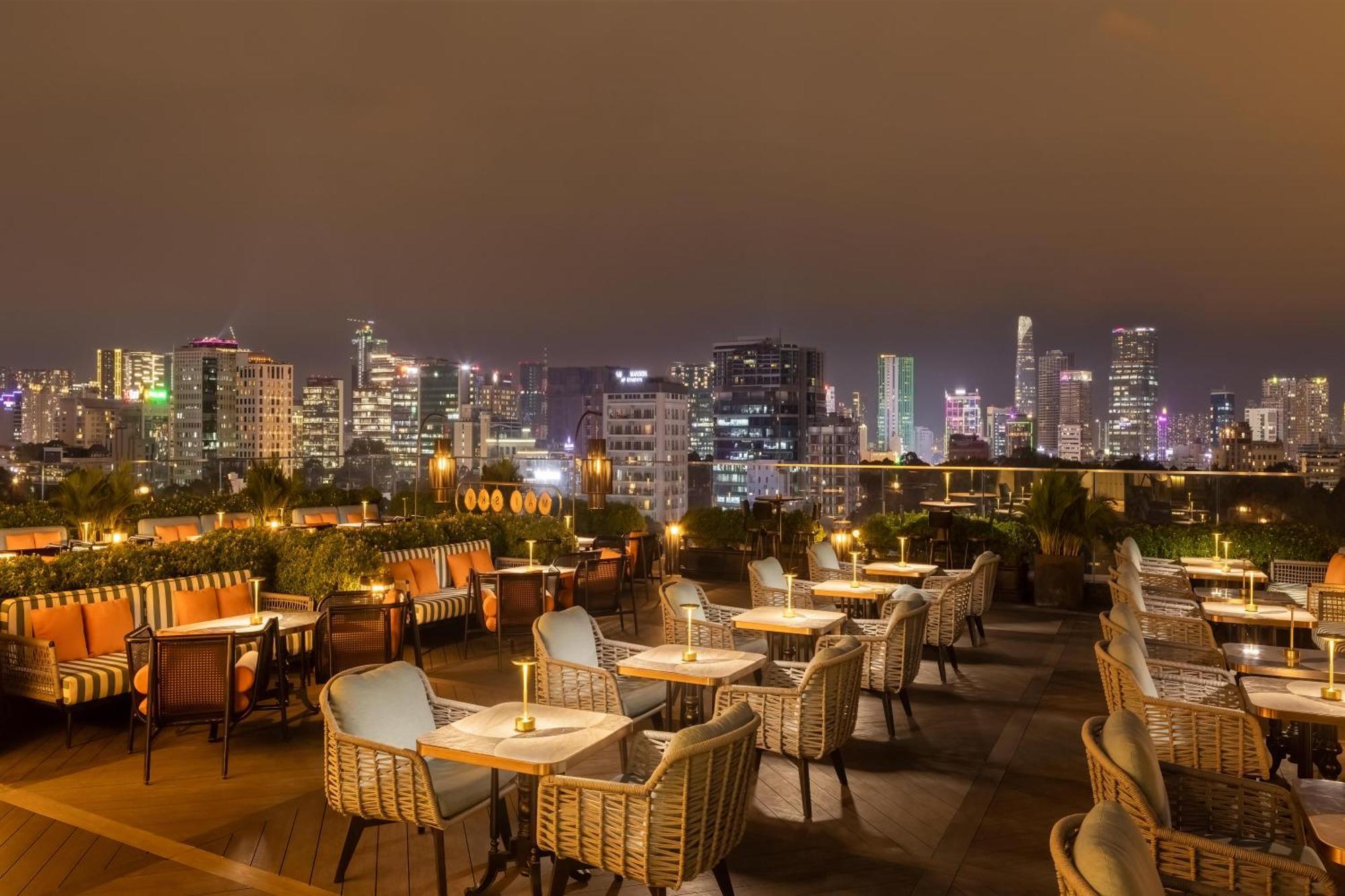 มาย เฮาส์ ไซ่ง่อน โฮเต็ล Hotel โฮจิมินห์ซิตี้ ภายนอก รูปภาพ The View Rooftop Bar