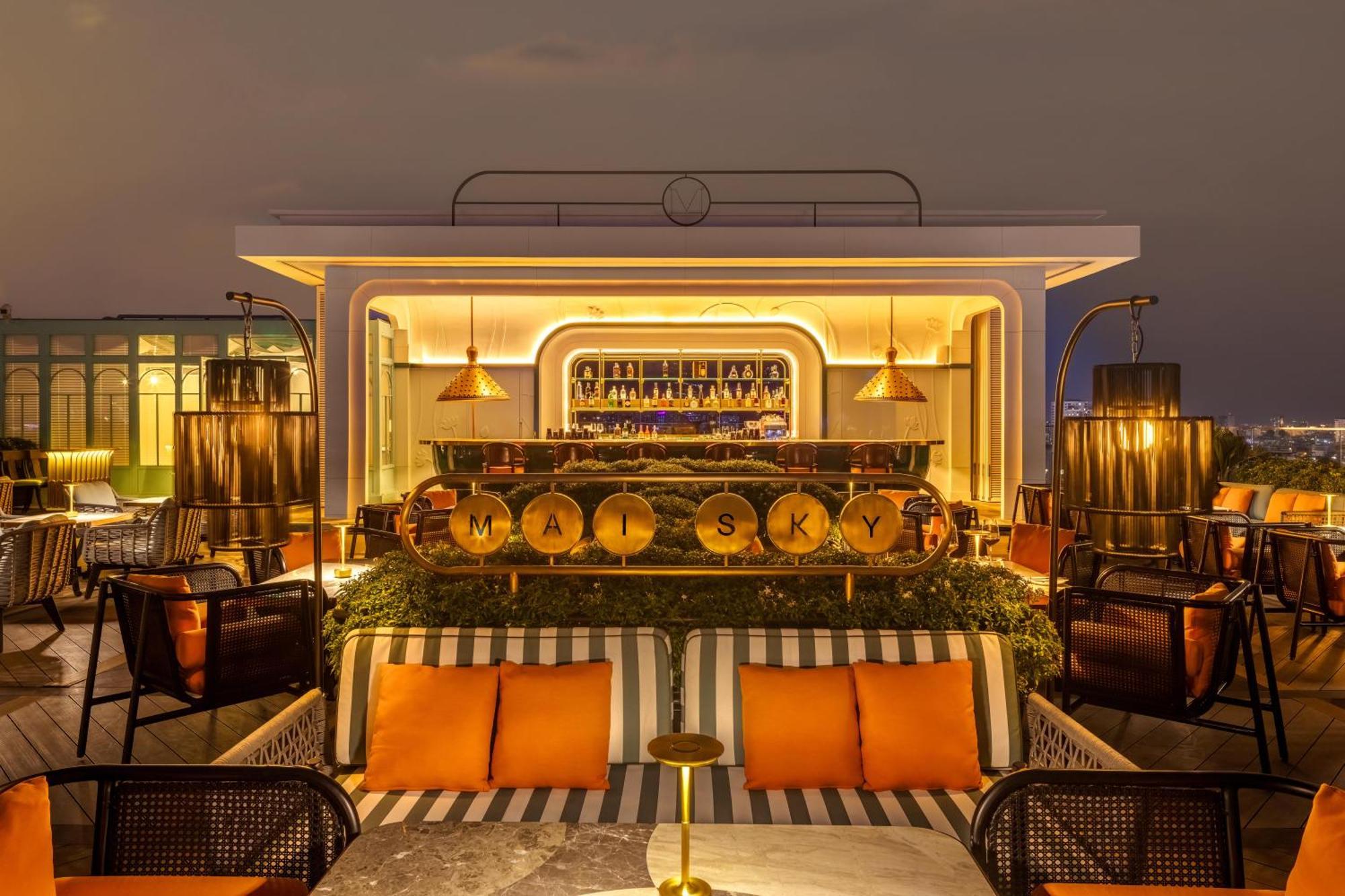 มาย เฮาส์ ไซ่ง่อน โฮเต็ล Hotel โฮจิมินห์ซิตี้ ภายนอก รูปภาพ The bar at the top of the hotel