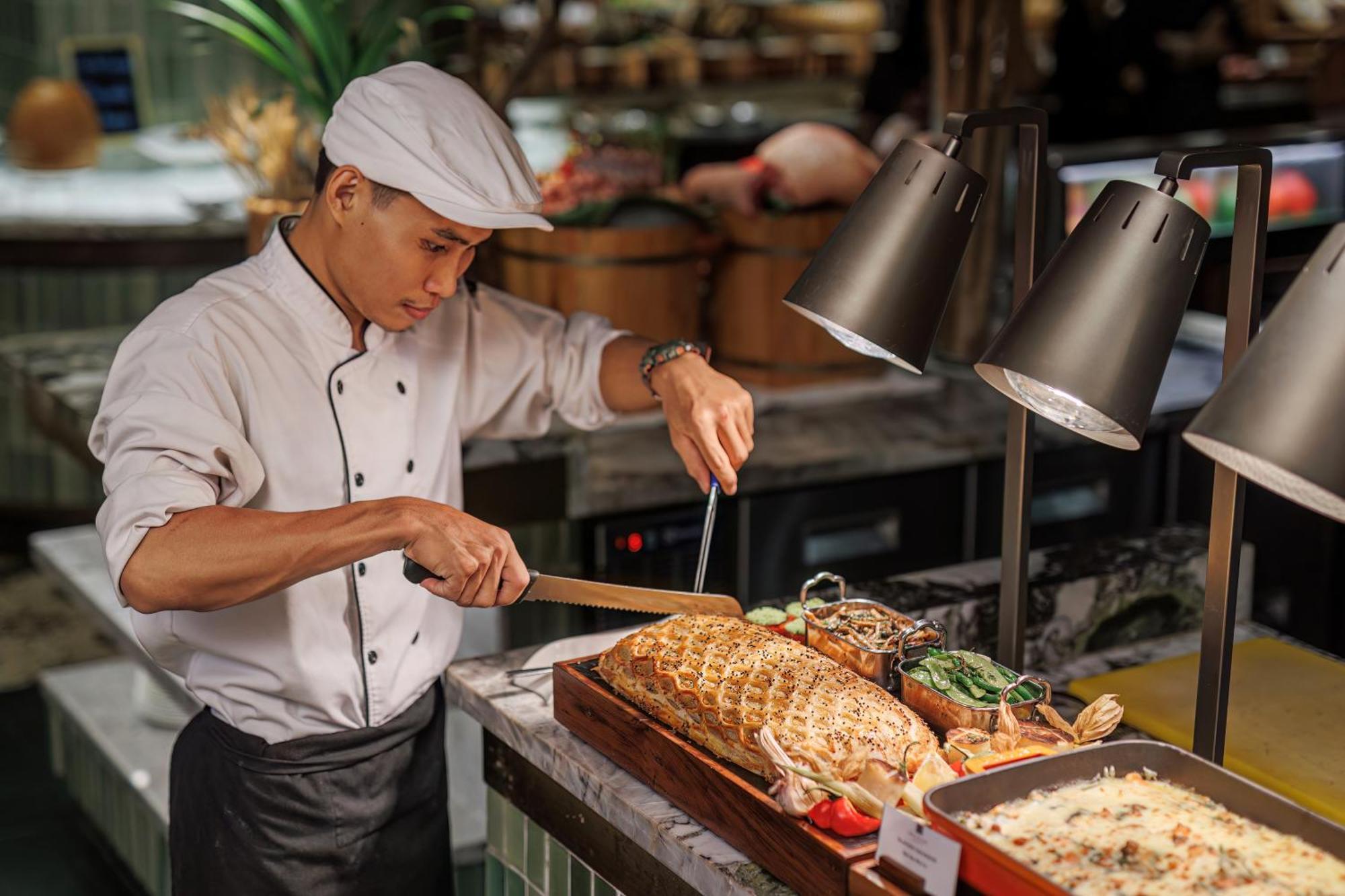 มาย เฮาส์ ไซ่ง่อน โฮเต็ล Hotel โฮจิมินห์ซิตี้ ภายนอก รูปภาพ A chef carving a roast
