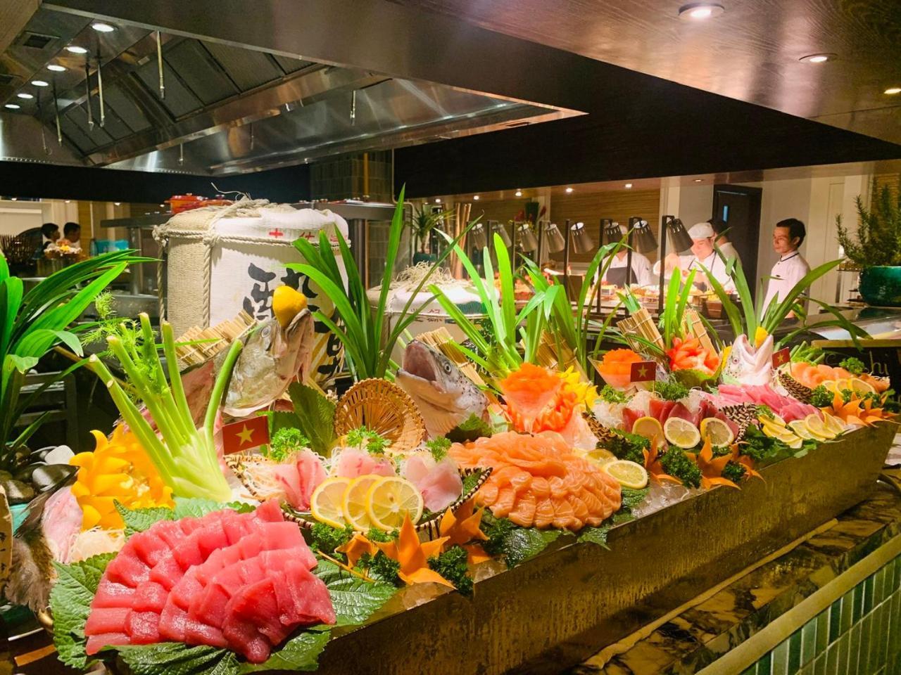 มาย เฮาส์ ไซ่ง่อน โฮเต็ล Hotel โฮจิมินห์ซิตี้ ภายนอก รูปภาพ Seafood buffet at a hotel