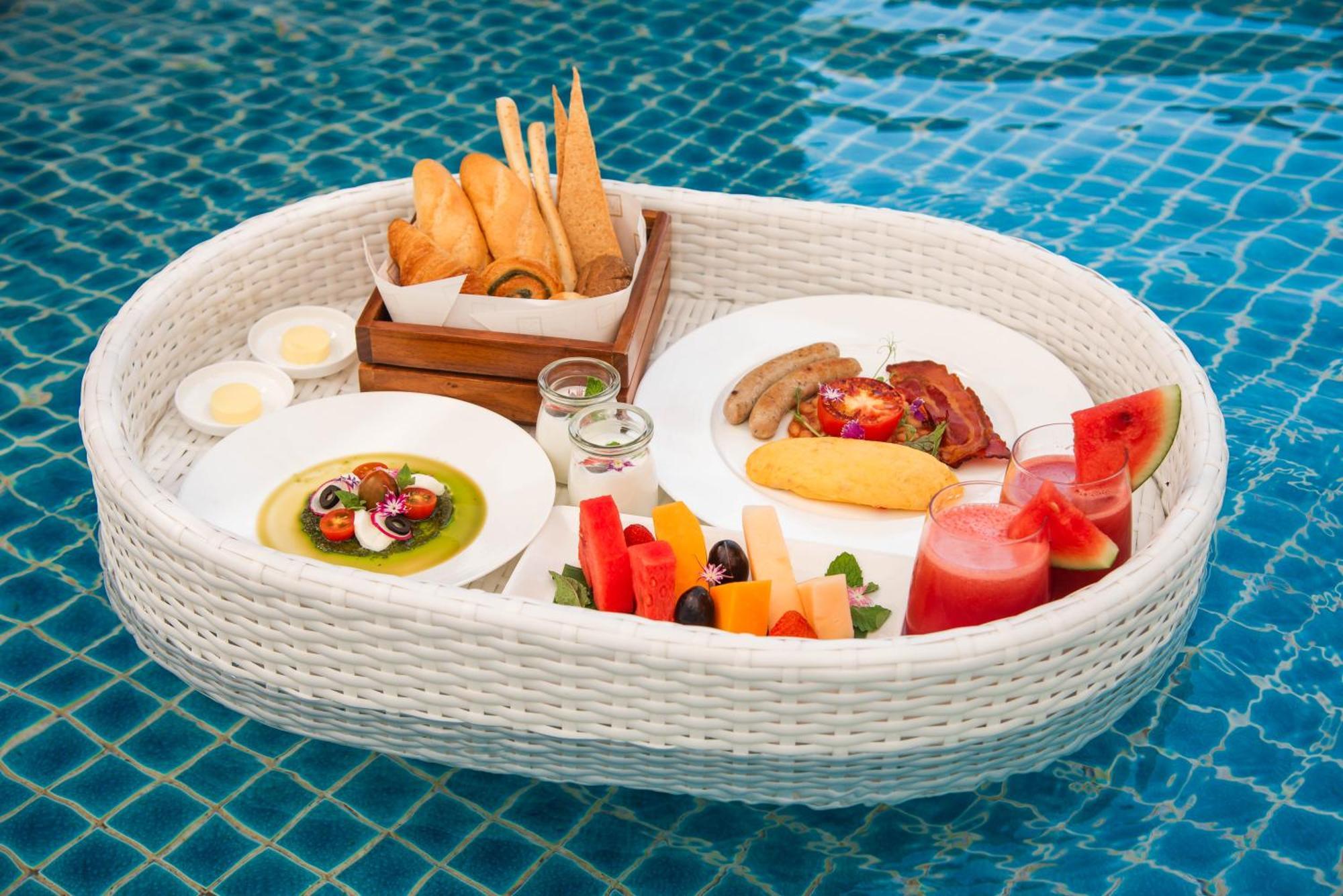 มาย เฮาส์ ไซ่ง่อน โฮเต็ล Hotel โฮจิมินห์ซิตี้ ภายนอก รูปภาพ A floating breakfast at a resort in Bali, Indonesia