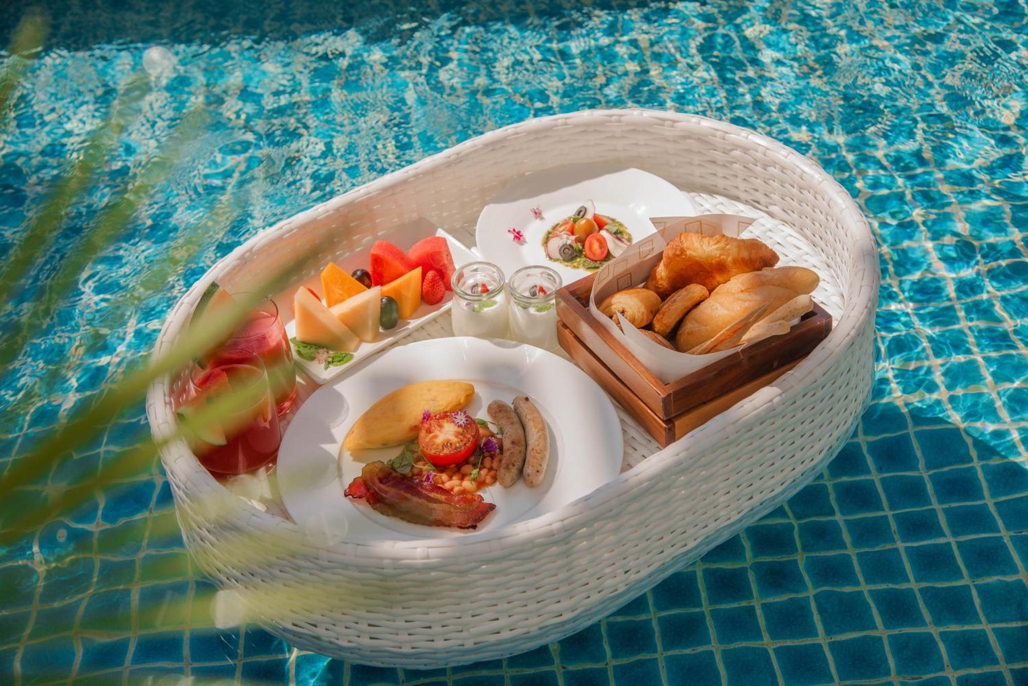 มาย เฮาส์ ไซ่ง่อน โฮเต็ล Hotel โฮจิมินห์ซิตี้ ภายนอก รูปภาพ A floating breakfast at a resort in Bali, Indonesia