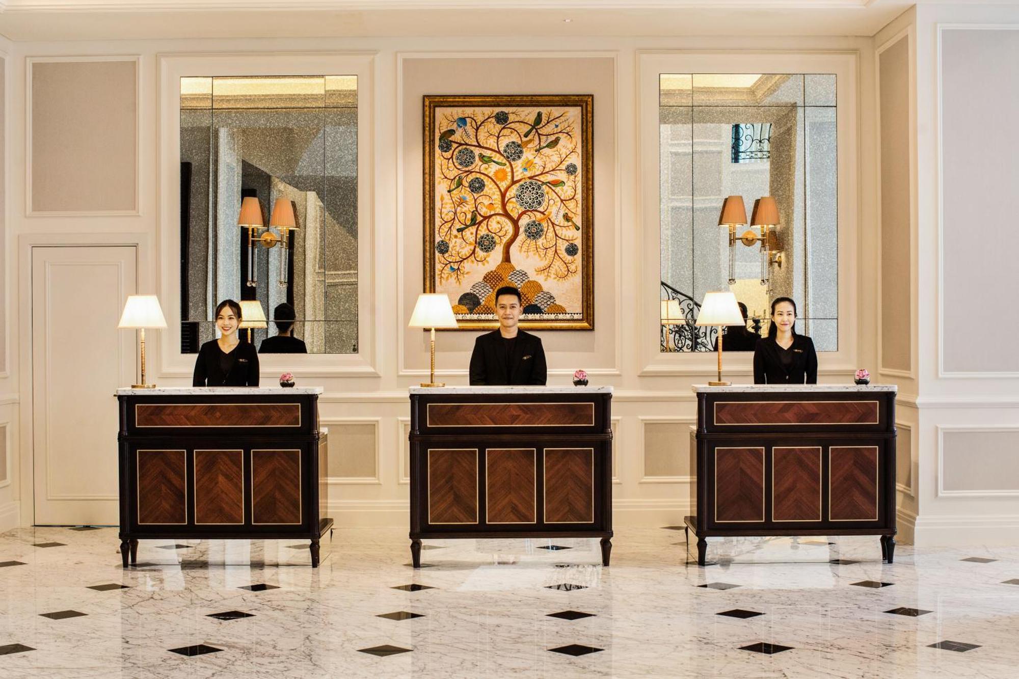 มาย เฮาส์ ไซ่ง่อน โฮเต็ล Hotel โฮจิมินห์ซิตี้ ภายนอก รูปภาพ Concierge desks at the Four Seasons Hotel, London